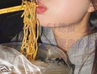“www.51吃瓜”入口，不小心上了一个铺满果皮的滑梯